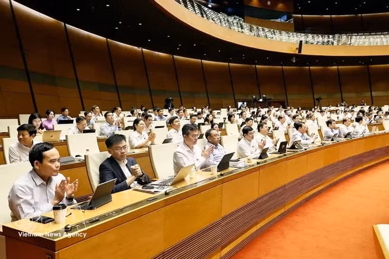 Les députés votent des lois et des résolutions. Photo : VNA.
