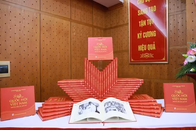 L’ouvrage, composé de près de 300 pages en grand format et présenté avec soin, réunit plus de 200 photographies d’archives précieuses, retraçant de manière vivante les 80 années de parcours de l’Assemblée nationale du Vietnam. Photo: VNA