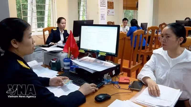 Les agents du fisc de la province de Phu Tho accompagnent les ménges commerciaux dans leur transition d'un modèle de taxation forfaitaire à un modèle de taxation déclarative. Photo : VNA.