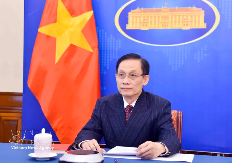 Le Hoai Trung, membre du Bureau politique et ministre des Affaires étrangères. Photo: VNA