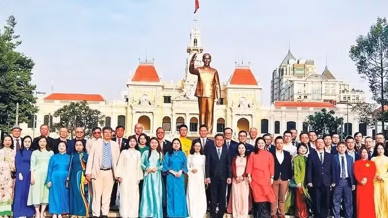 Des délégués participent à une réunion de représentants vietnamiens de l'étranger à Hô Chi Minh-Ville pour célébrer le Nouvel An lunaire 2026 (Année du Cheval). Photo : NDEL.