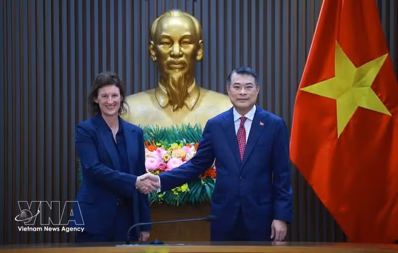 Le Premier ministre Le Minh Hung rencontre Fiona Bassett, directrice générale de FTSE Russell. Photo: VNA