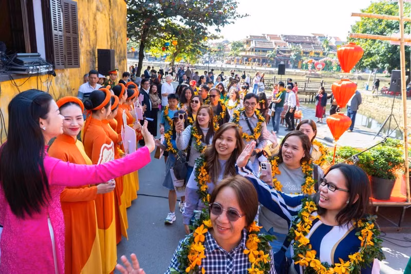 Le Vietnam enregistre un record d’arrivées touristiques internationales en 2025. Photo: VNA