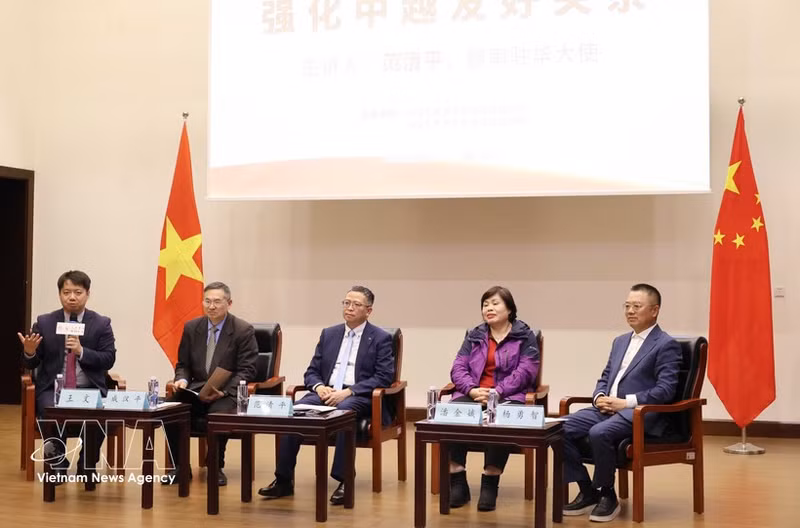 Des experts discutent de relations Vietnam - Chine. Photo : VNA.