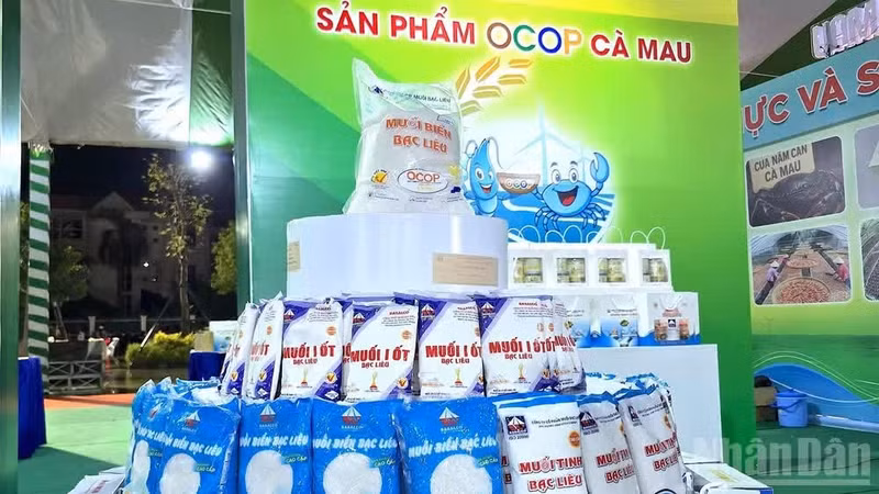 Les produits salins certifiés OCOP de Ca Mau ayant obtenu les indications géographiques sont largement présentés et mis en avant lors d'événements de promotion commerciale. Photo : NDEL