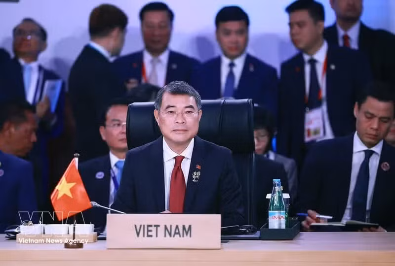 Le Premier ministre Le Minh Hung participe à la séance plénière du 48e sommet de l'ASEAN. Photo : VNA.