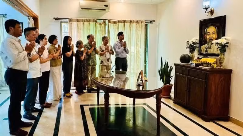 Tous les membres de l’ambassade ont brûlé des bâtonnets d’encens pour exprimer leur gratitude infinie et leur profond respect envers le Président Hô Chi Minh. NDEL