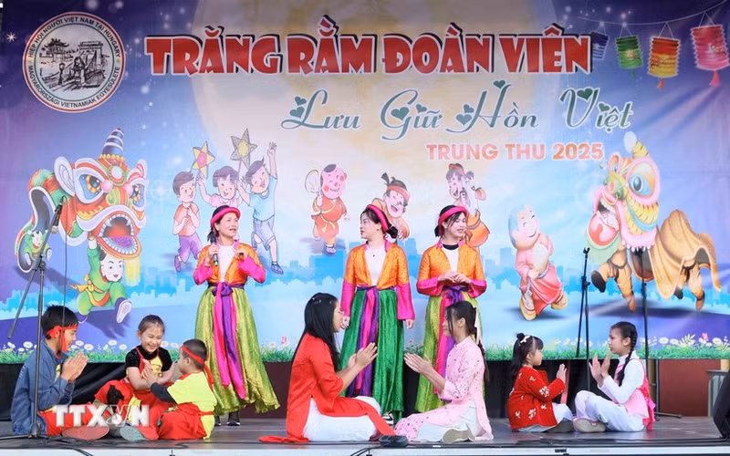 Un numéro artistique interprété par les enfants vietnamiens vivant à Buldapest. Photo : VNA