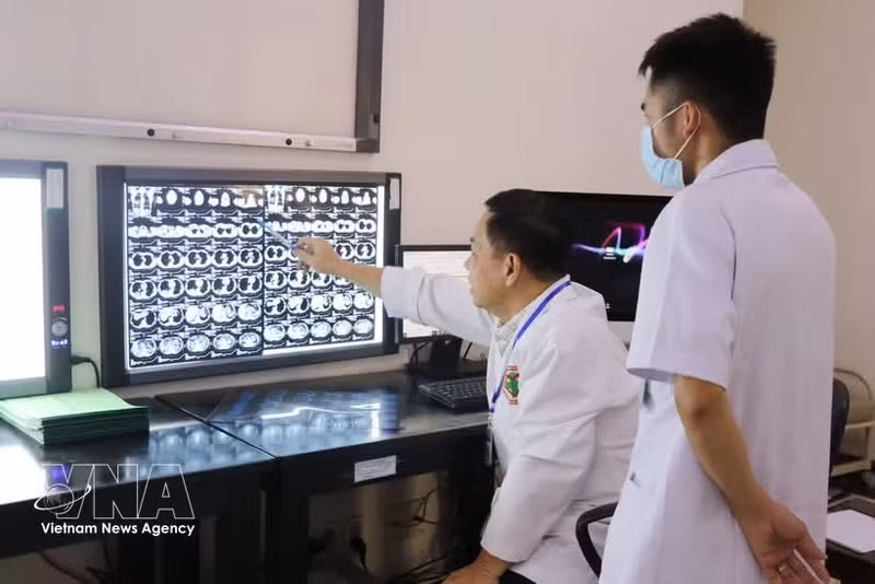 Parmi les diverses applications de l'énergie atomique, le secteur de la santé a connu des progrès remarquables et a apporté les bénéfices les plus directs et concrets à la population. Photo : VNA.