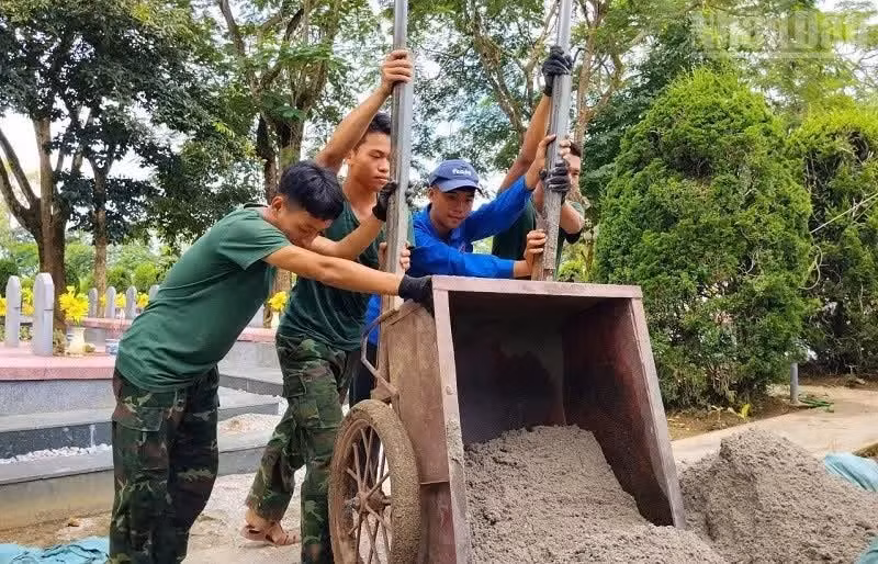 Les élèves du lycée Thanh Nua, accompagnés de soldats, ont procédé aux fouilles et à la collecte des dépouilles des soldats tombés au combat. Photo : LE LAN/NDEL