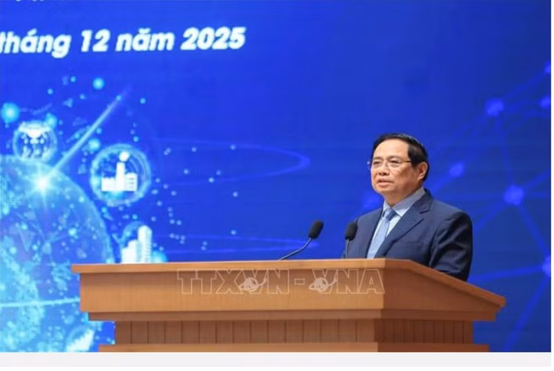 Le Premier ministre Pham Minh Chinh au IIIᵉ Forum national sur le développement de l’économie et de la société numériques, organisé en présentiel et en ligne avec les 34 villes et provinces. Photo : VNA.