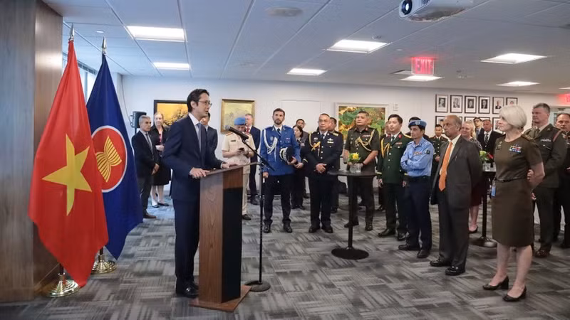 L’ambassadeur Do Hung Viet, chef de la Mission permanente du Vietnam à l’ONU, et les délégués lors de la cérémonie, à New York, le 20 août. Photo : VNA.