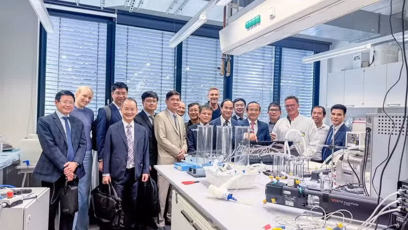 Une délégation de l'Hôpital militaire central 108 rend visite au laboratoire du Centre national de recherche en technologies biomédicales et de transplantation (NIFE) à Hanovre. Photo : fournie par l'hôpital