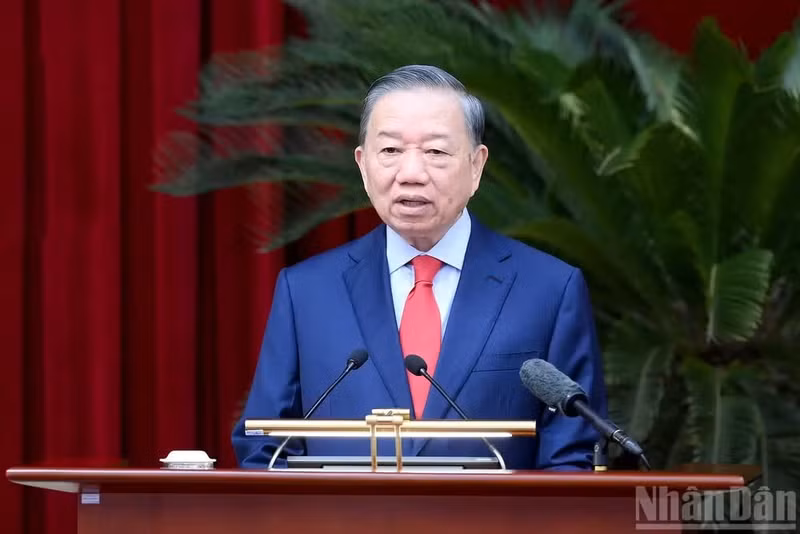 Le secrétaire général du Parti communiste du Vietnam et président de la République, To Lam, prend la parole lors de son discours d'ouverture de la 4ᵉ Plénum du Comité central du Parti. Photo: NDEL