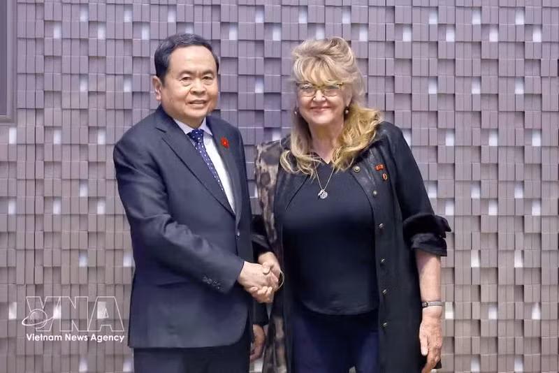 Le président de l'Assemblée nationale vietnamienne, Tran Thanh Man, rencontre Sandra Scagliotti, consule honoraire du Vietnam à Turin. Photo : VNA.