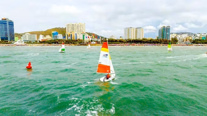 L'Open Yacht Race 2025 se déroule à Bai Sau Beach (Vung Tau Ward, Ho Chi Minh-Ville). Photo : Journal Sai Gon Giai Phong