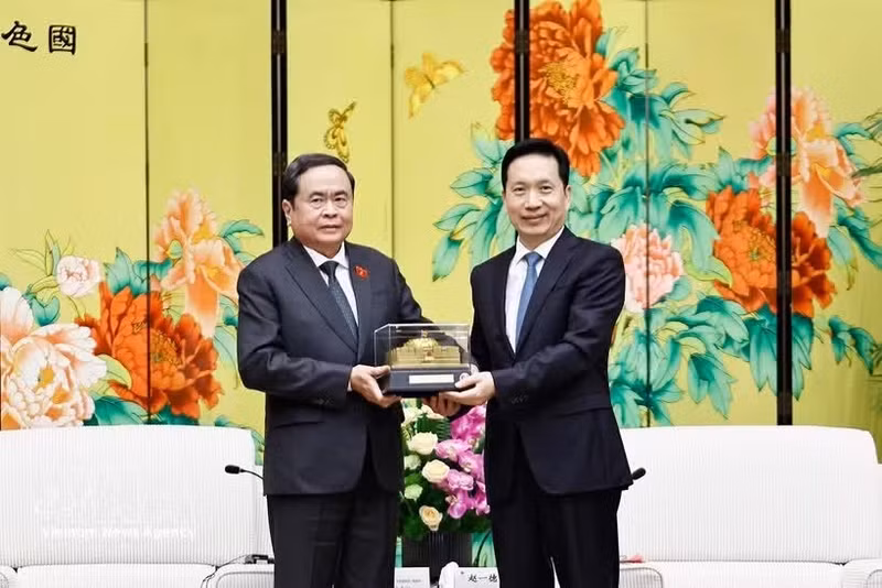 Le président de l’Assemblée nationale du Vietnam Tran Thanh Man (gauche) offre un cadeau de souvenir au secrétaire du Comité du Parti communiste chinois de la province du Shaanxi, Zhao Yide. Photo: VNA