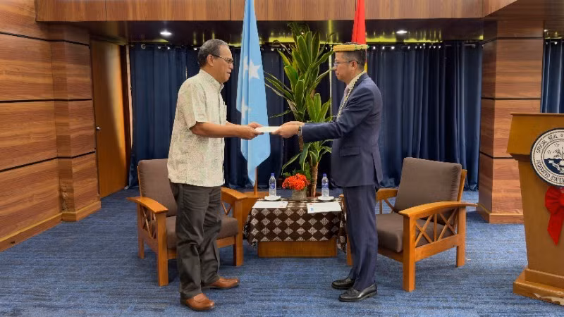 L’ambassadeur Pham Thanh Binh présente ses lettres de créance au président du Parlement des États fédérés de Micronésie Wesley W. Simina. Photo : Ambassade du Vietnam en Chine.