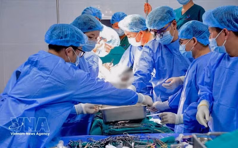 L’hôpital central de Hue a réalisé avec succès deux transplantations rénales consécutives grâce au système de conservation LifePort, portant à cinq le nombre total de greffes utilisant cette technologie. Photo : VNA.