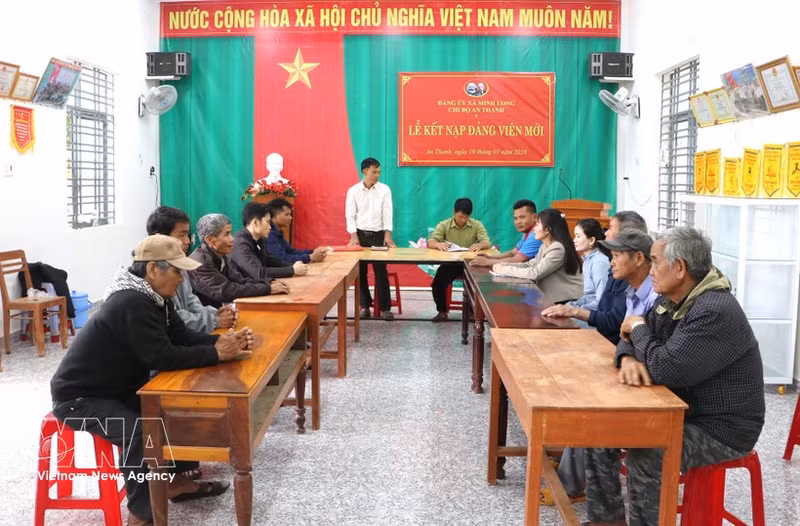 La réunion d'une section du Parti dans le village d'An Thanh, commune de Minh Long, province de Quang Ngai. Photo : VNA. 