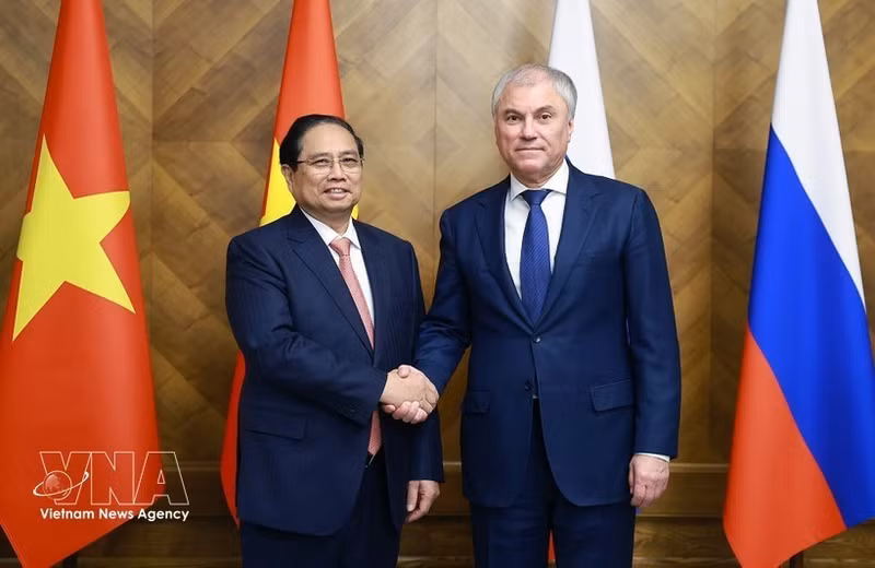 Le Premier ministre vietnamien Pham Minh Chinh (à gauche) rencontre le président de la Douma russe, Viatcheslav Volodine, à Moscou, le 24 mars. Photo : VNA.