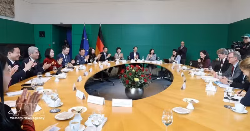 La vice-présidente de l’Assemblée nationale Nguyen Thi Thanh et la délégation vietnamienne s’entretiennent avec le vice-président du Bundestag, Bodo Ramelow. Photo : VNA.
