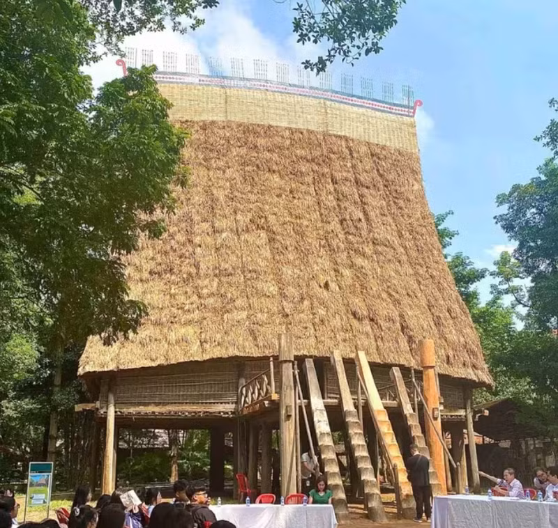La Nhà Rông sur le campus du Musée d'ethnologie du Vietnam. Photo: baoquocte