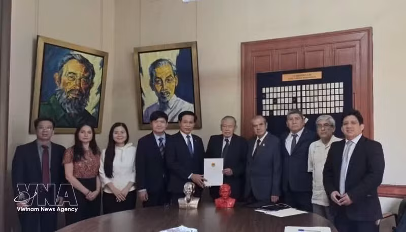 La délégation du Parti communiste vietnamien pose avec les dirigeants du Parti communiste du Pérou – Patrie rouge (Patria Roja). Photo: VNA