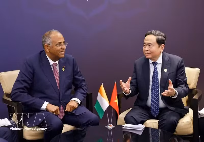 Le président de l’Assemblée nationale, Tran Thanh Man, et le président de l’Assemblée nationale de Côte d’Ivoire, Patrick Achi. Photo : VNA.