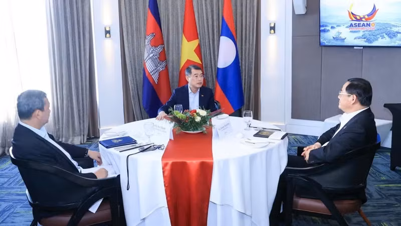 Les Premiers ministres vietnamien, cambodgien et lao en petit-déjeuner de travail à l’ASEAN. Photo : NDEL.