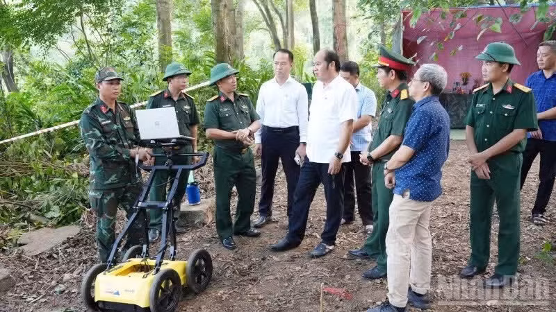 Nguyen Van Manh, vice-président du Comité populaire de Hue et chef du Comité de pilotage municipal pour la recherche, le regroupement et l'identification des restes des martyrs, s'est rendu sur place et a dirigé les opérations de recherche. Photo : Tien Bon.