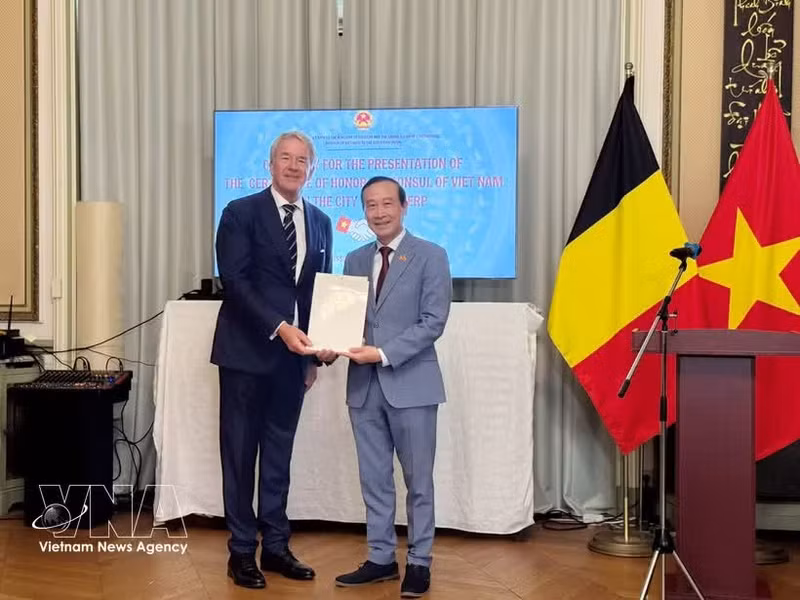 L'ambassadeur du Vietnam en Belgique, Nguyen Van Thao (à droite), remet la décision de nomination de Philip Yvonne J. Van Gestel au poste de consul honoraire du Vietnam à Anvers. Photo : VNA.