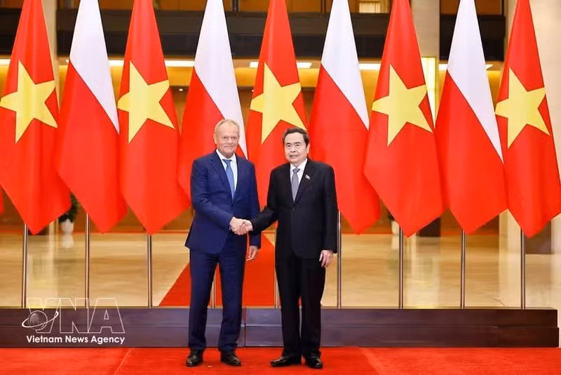 Le président de l’Assemblée nationale du Vietnam, Tran Thanh Man (à droite) et le Premier ministre polonais Donald Tusk, à Hanoï, le 26 octobre. Photo : VNA.