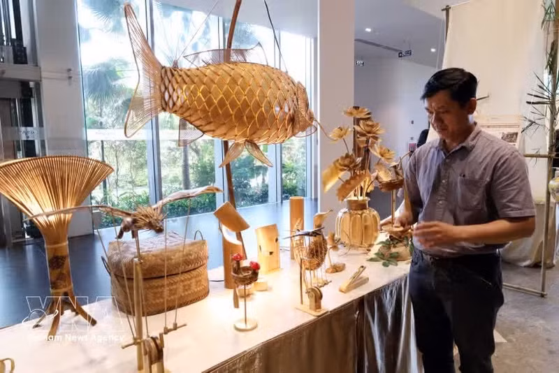 Des objets décoratifs et des souvenirs en rotin et en bambou, qui remplacent les produits en plastique, sont utilisés par de nombreux établissements touristiques à Da Nang. Photo : VNA.