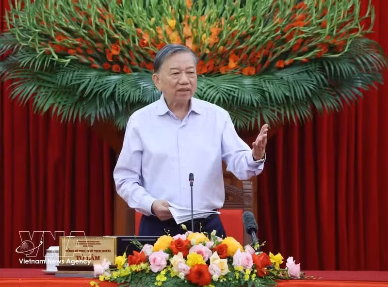 Le secrétaire général du Parti et président de la République Tô Lâm préside la 2e réunion du Comité directeur pour le bilan des 100 ans de la direction du Parti communiste du Vietnam à l’égard de la révolution vietnamienne et le bilan des 40 ans de mise en œuvre du Programme de construction nationale durant la période de transition vers le socialisme. Photo: VNA