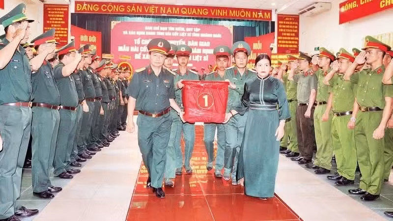 La province de Quang Ngai remet des échantillons biologiques des restes des soldats tombés au combat à l'Institut médico-légal militaire pour des tests ADN. Photo : NDEL.