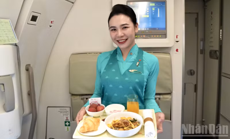 Le litchi « trứng » (litchi « œuf »), produit agricole d'excellence de Hung Yen, à bord de vols Vietnam Airlines. Photo: NDEL