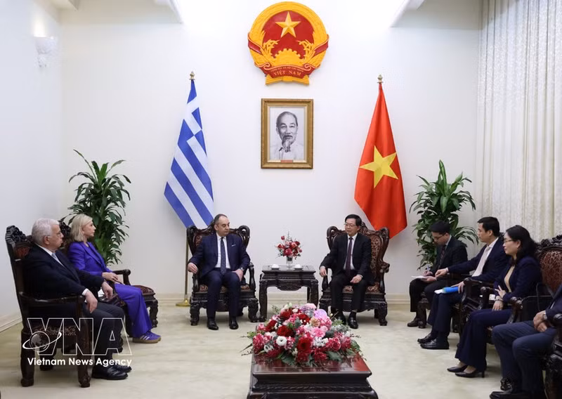 Le vice-Premier ministre Ho Quoc Dung (droite) reçoit le premier vice-président du Parlement hellénique, Ioannis Plakiotakis. Photo: VNA
