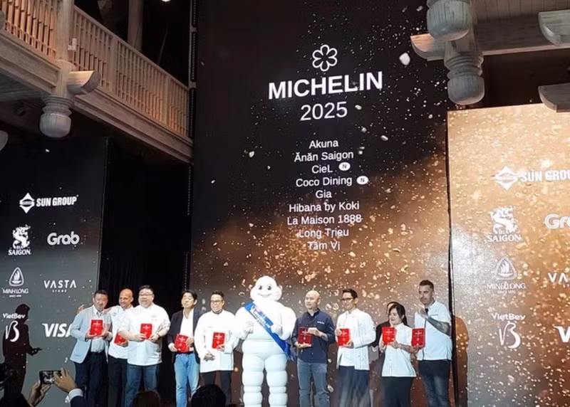 Les représentants de 9 restaurants avec une étoile Michelin reçoivent le prix. Photo : VNA,