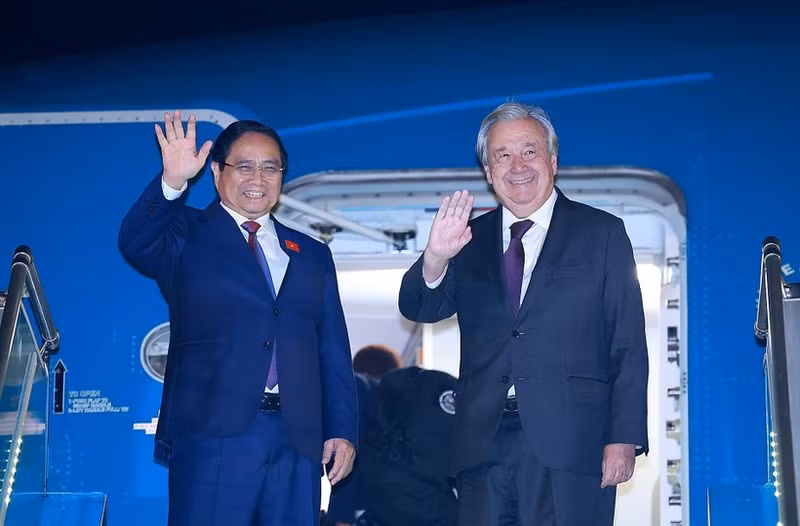 Le Premier ministre vietnamien Pham Minh Chinh (gauche) et le secrétaire général de l'ONU, António Guterres, quittent Hanoï pour la Malaisie. Photo : VNA.