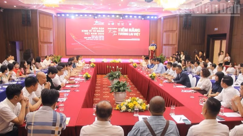 Lors du le Forum économique du secteur privé vietnamien 2025 pour le cluster montagneux du Nord-Est. Photo: NDEL