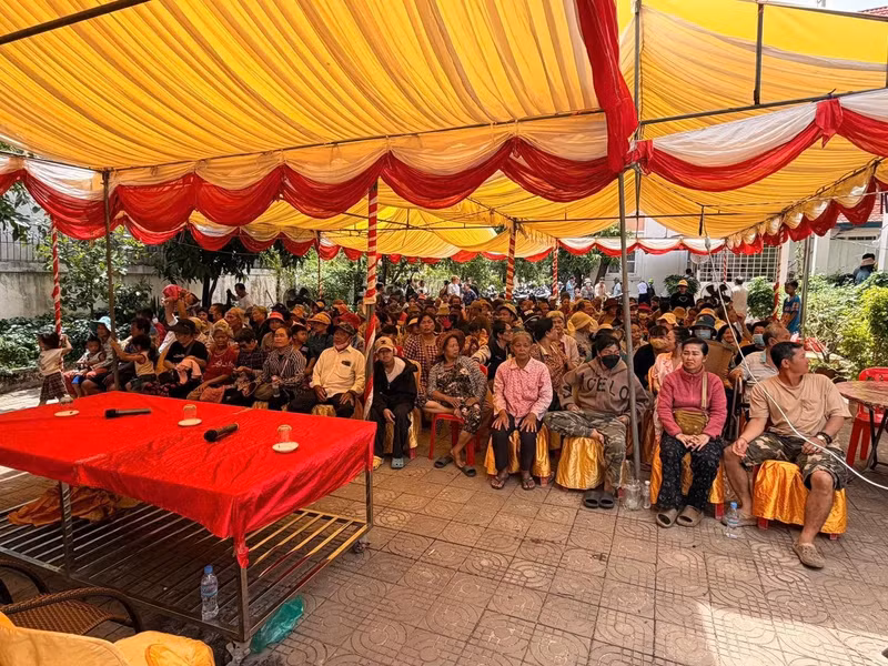 Lors du programme d'aide humanitaire. Photo: Consulat général du Vietnam à Battambang