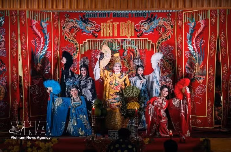 Une représentation artistique à l’occasion de la fête Ky Yên organisée dans des sites historiques et maisons communales. Photo : VNA.