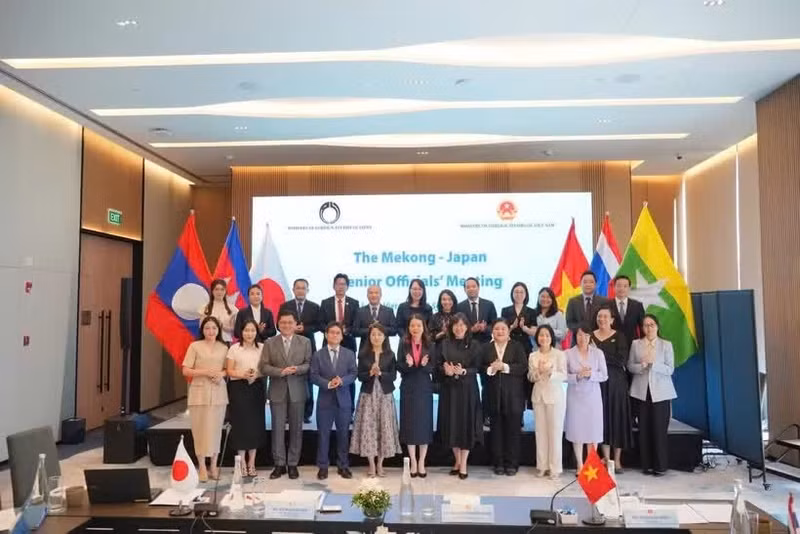 La vice-ministre des Affaires étrangères Nguyên Minh Hang, ainsi que des hauts officiels et des représentants du Cambodge, du Laos, du Myanmar, de la Thaïlande, du Vietnam et du Japon. Photo : Ministère vietnamien des Affaires étrangères.
