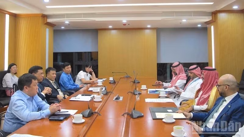 Le vice-ministre de la Construction, Nguyen Xuan Sang, reçoit Musa bin Ahmed Al-Barqi, vice-ministre des Transports et des Services logistiques de l'Arabie Saoudite. Photo: NDEL