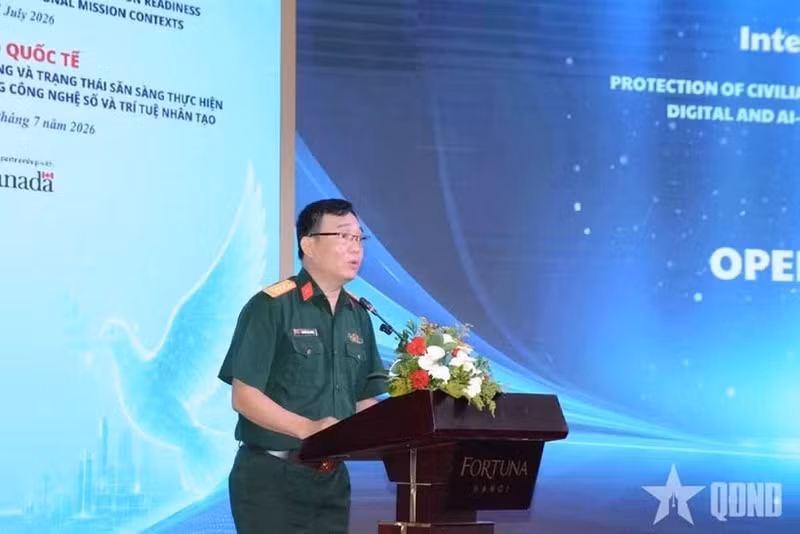 Le colonel Nguyên Ba Hung, directeur adjoint du Département des opérations de maintien de la paix du Vietnam, s'exprime lors du colloque. Photo : qdnd.vn