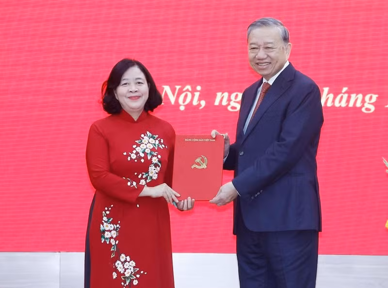 Le secrétaire général du Parti, Tô Lâm remet la décision à Bùi Thi Minh Hoài. Photo: VNA