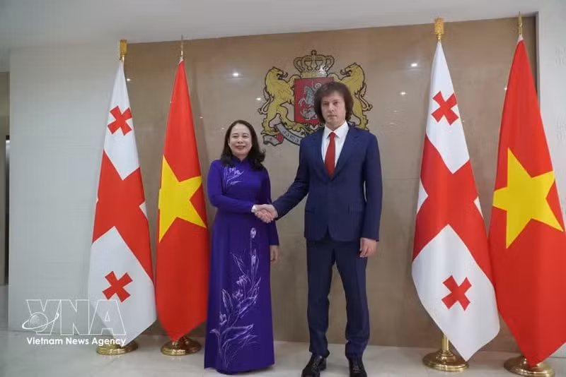 La vice-présidente de la République, Vo Thi Anh Xuân (gauche) et le Premier ministre géorgien, Irakli Kobakhidze, à Tbilissi en octobre 2026. Photo : VNA.