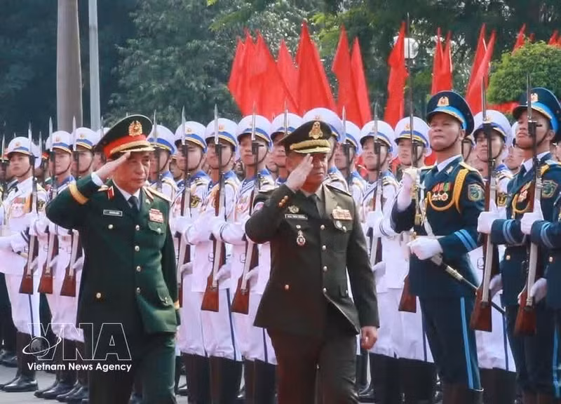 Les deux ministres de la Défense passent en revue la garde d'honneur de l'Armée populaire du Vietnam. Photo : VNA.