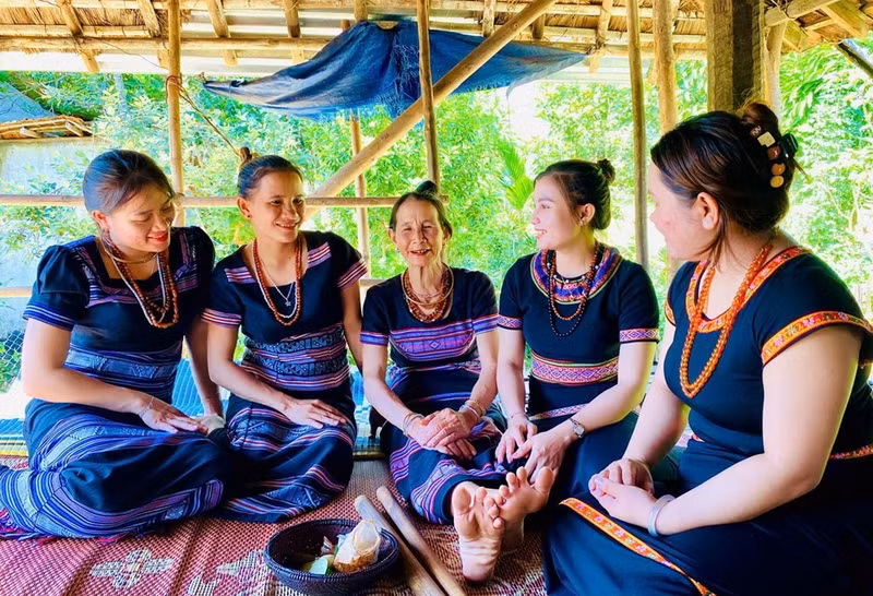 À travers chaque chanson, l'artisane Dinh Thi Y (troisième à droite) espère transmettre sa passion pour la musique folklorique à la jeune génération de la région. Photo: baovanhoa.vn